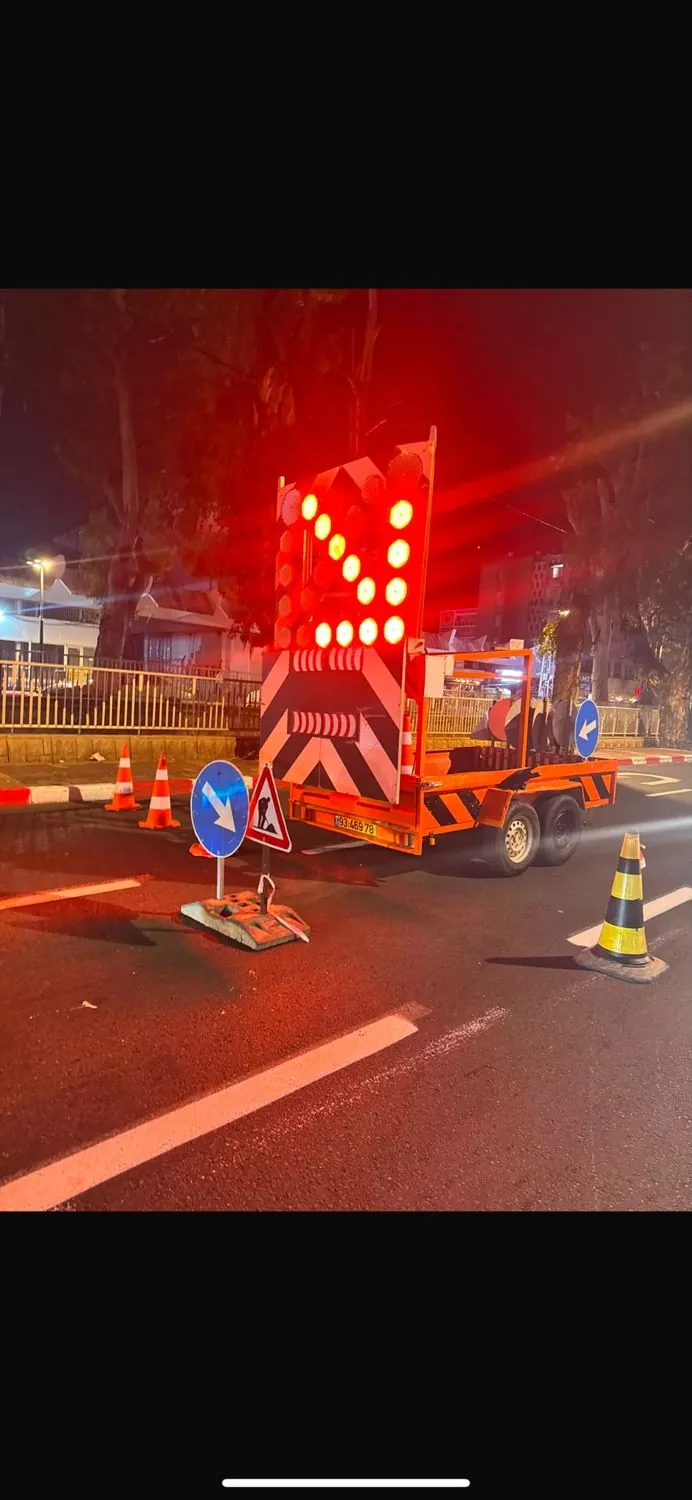 עגלת חץ מוארת המכוונת תנועה ימינה בלילה
