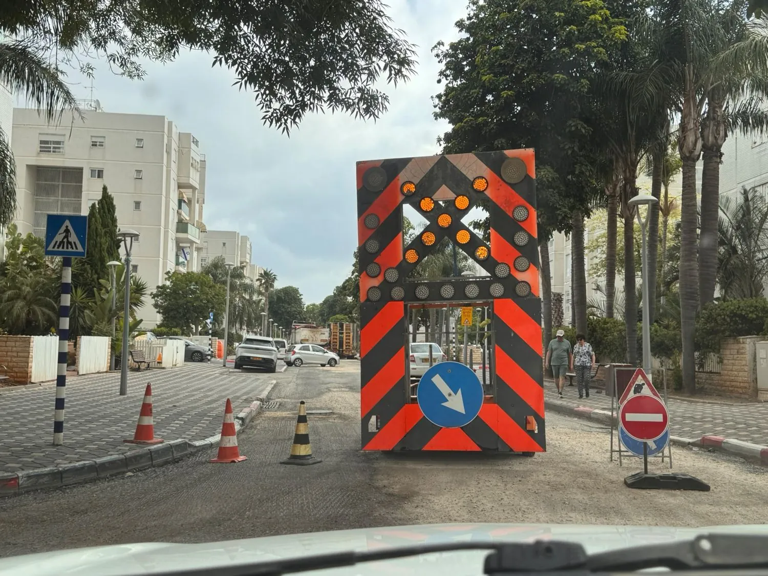 עגלת חץ בסגירת כביש בשכונה לעבודות קירצוף