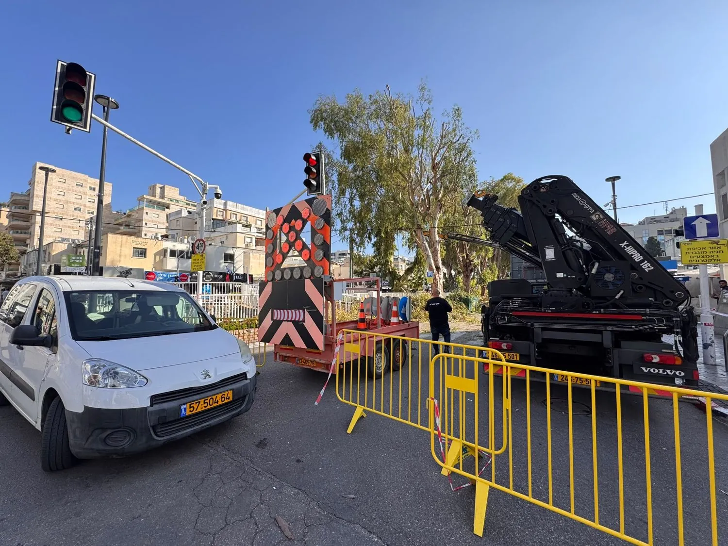 עגלת חץ של דרכי נועם עגלות חץ מוצבת באתר עבודה בכביש בצפון, מכוונת תנועה בבטחה
