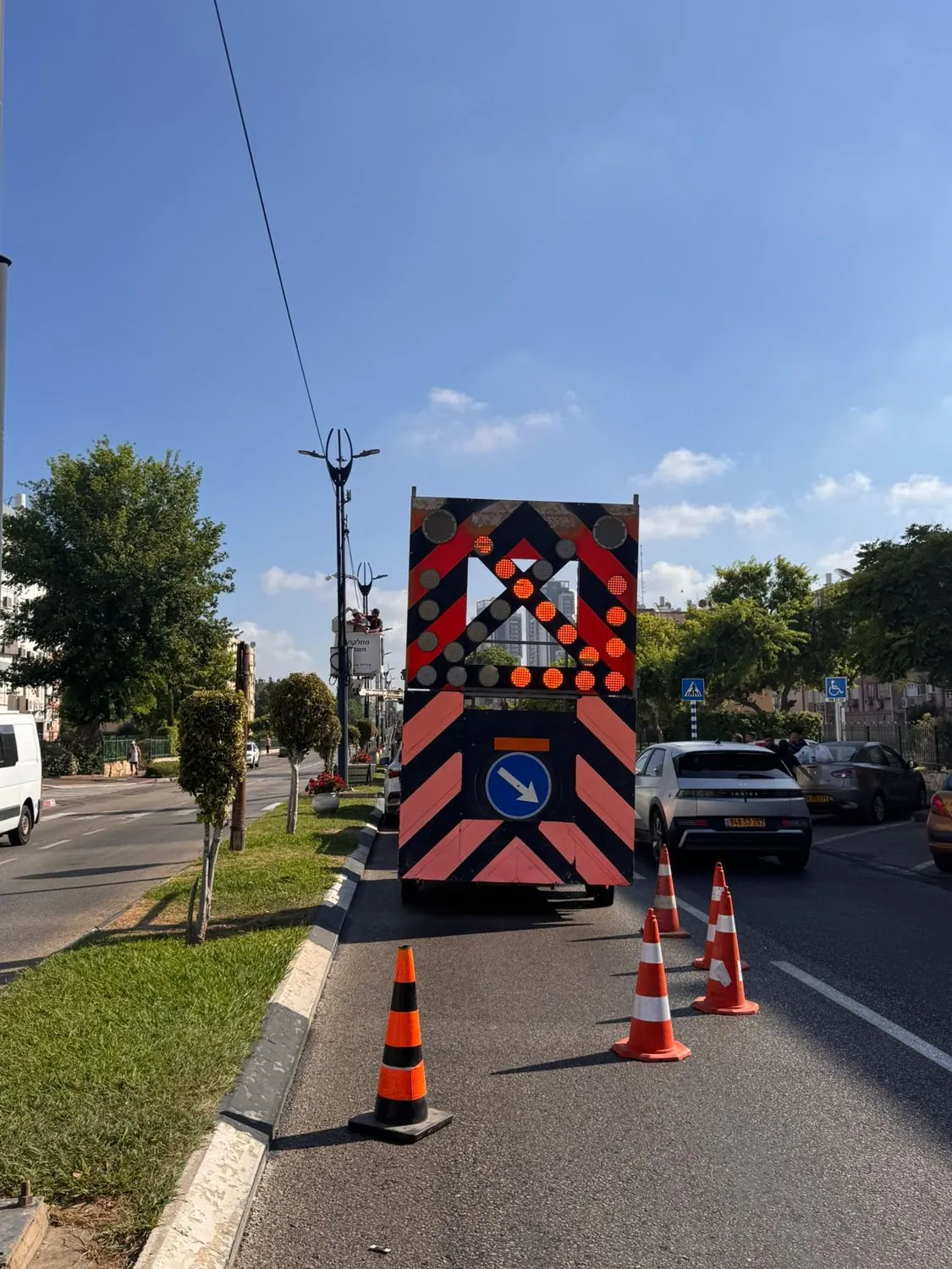 עגלת חץ המכוונת תנועה ימינה בזמן התקנת מצלמות אבטחה
