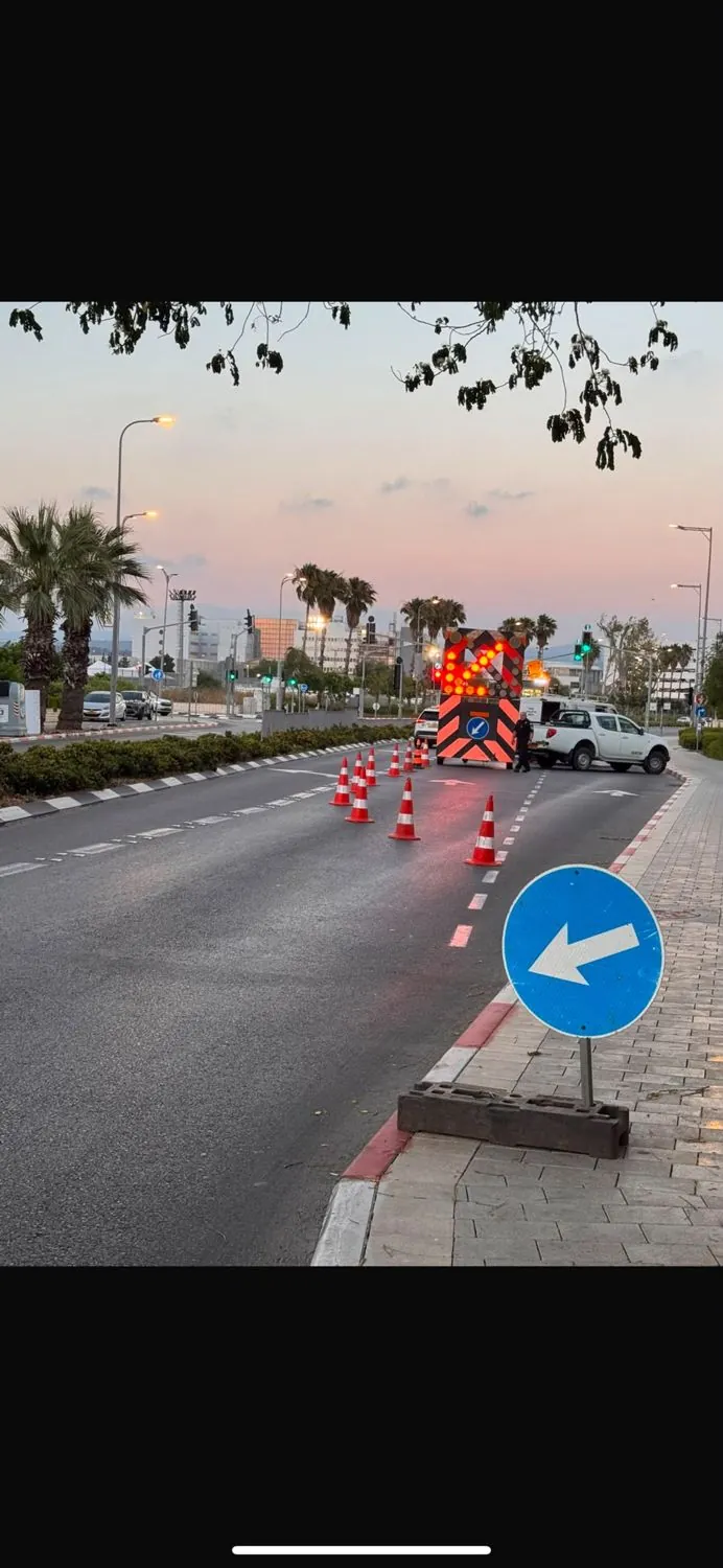 עגלת חץ המכוונת תנועה שמאלה בשעת בין ערביים עקב רמזור תקול