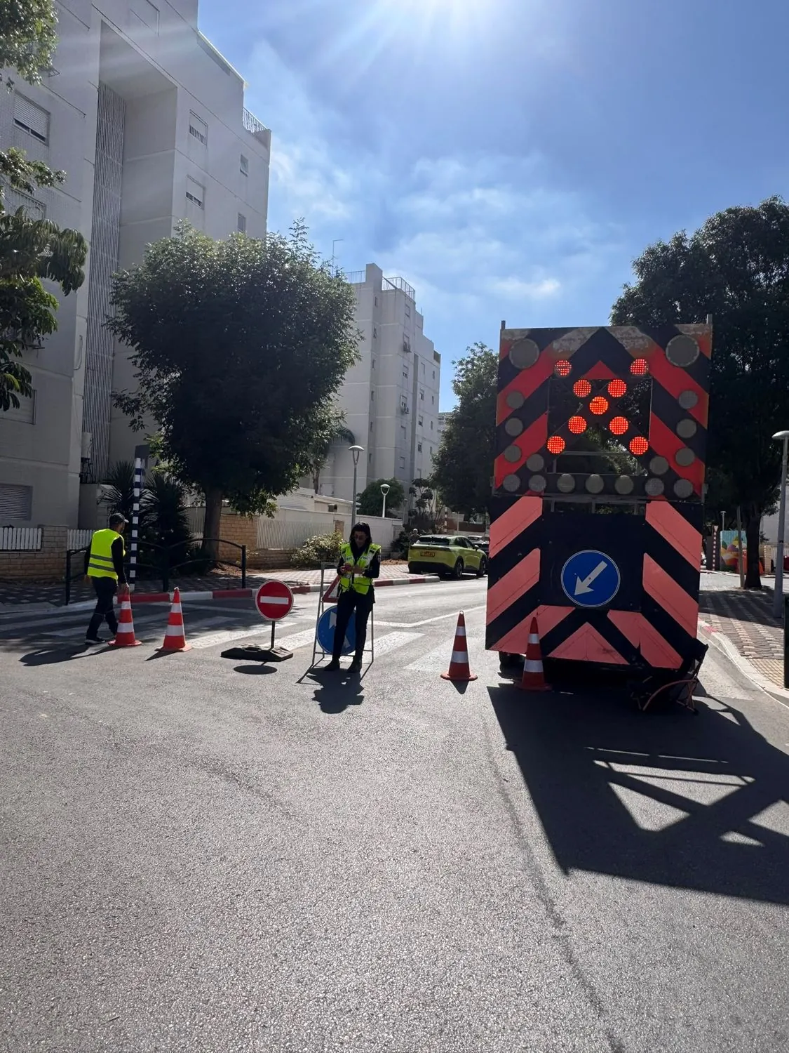 עגלת חץ עם צוות פקחים באתר עבודה ביום
