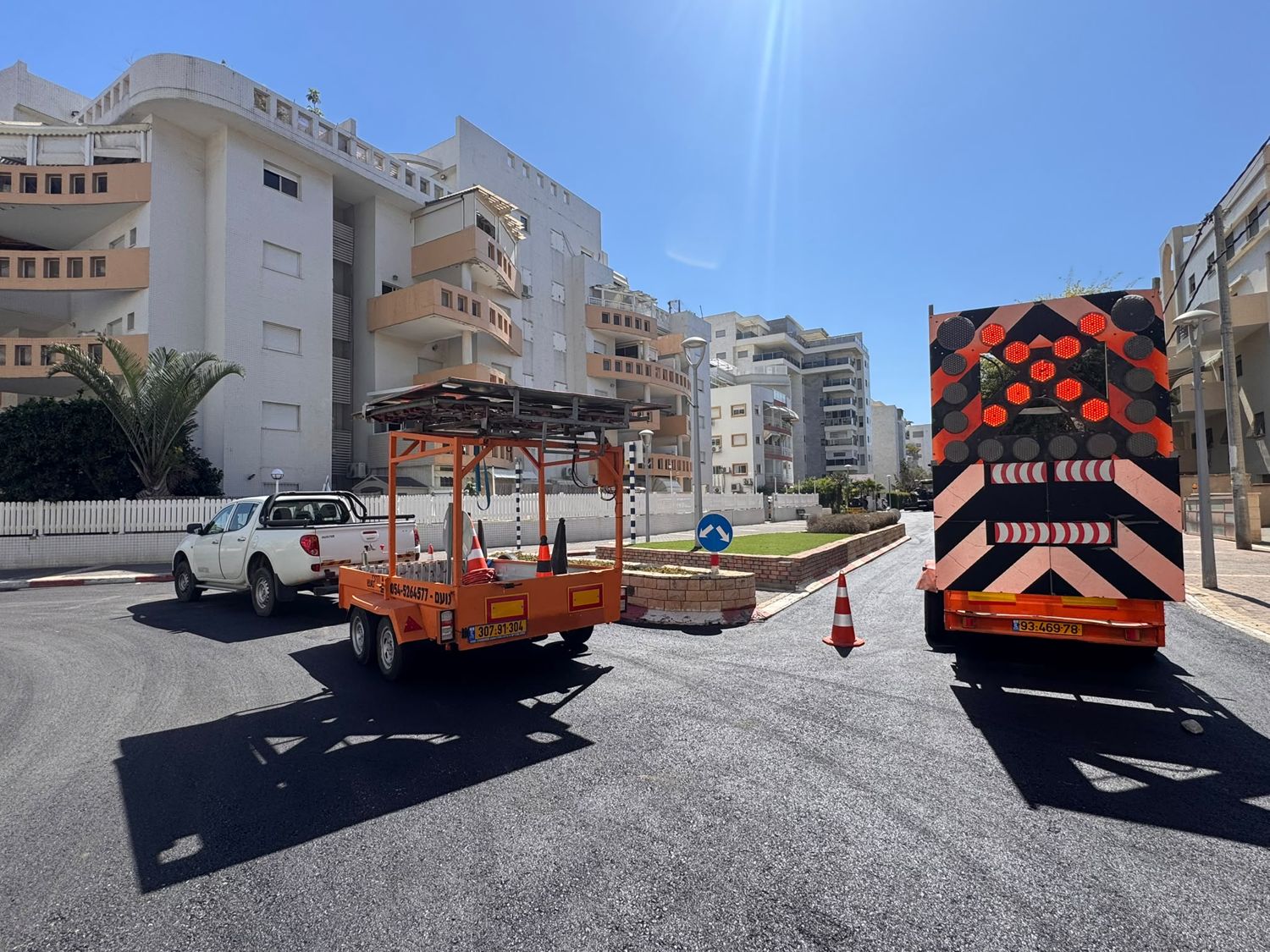 שתי עגלות בטיחות מוצבות ברחוב עירוני ביום