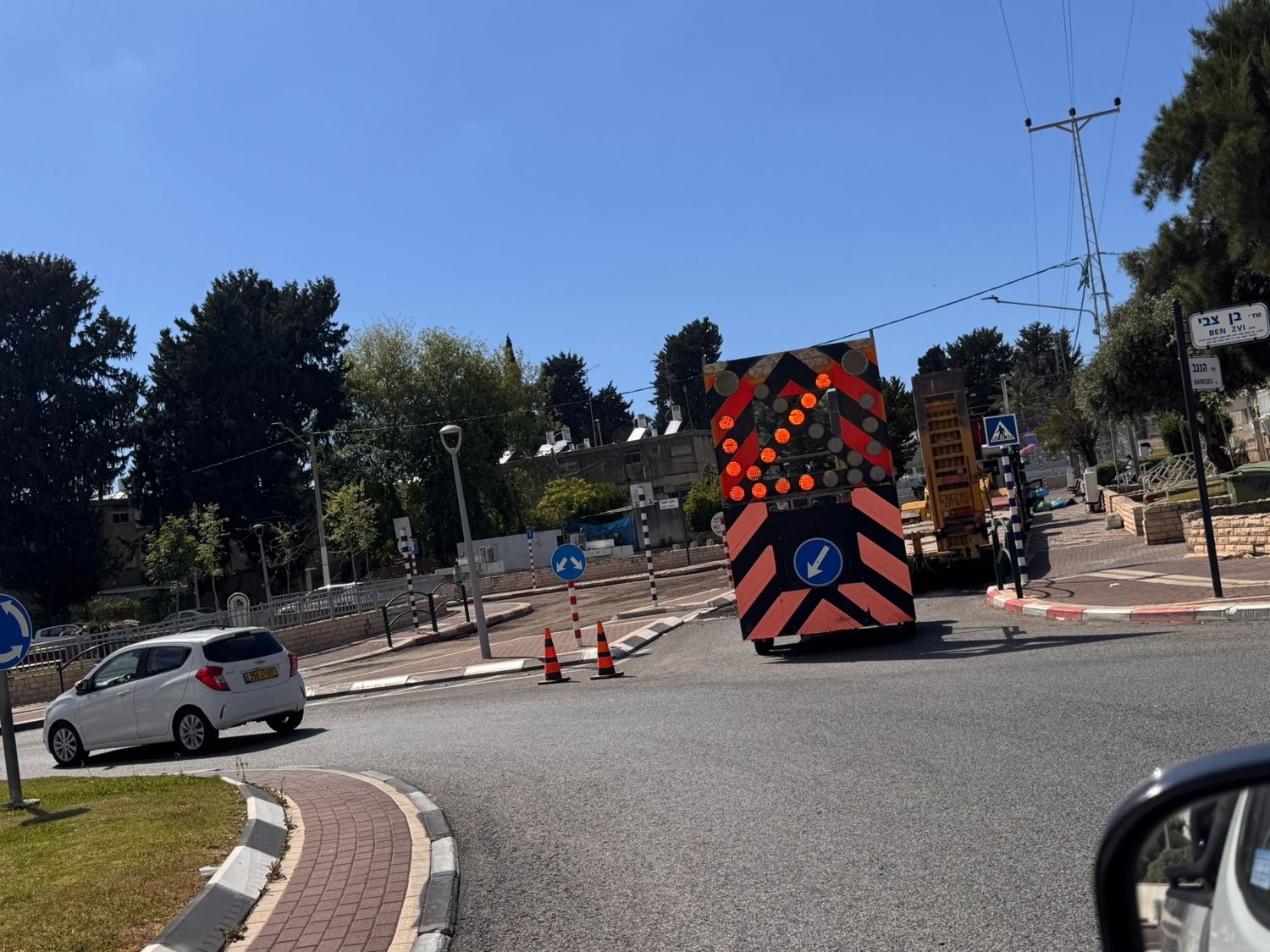 עגלת חץ מוצבת במעגל תנועה בזמן עבודות ביום