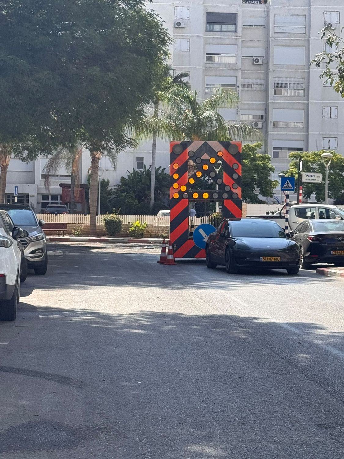 לוח חץ המורה כלפי מעלה בזמן עבודות ביום